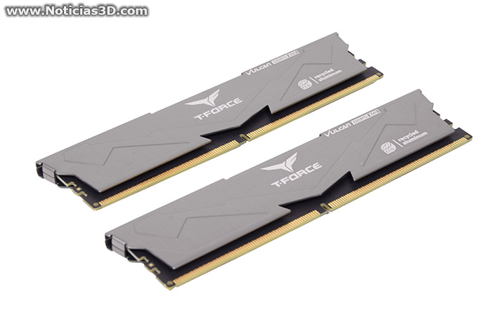 TEAMGROUP T-FORCE VULCAN ECO DDR5 DESKTOP MEMORY SILVER 32GB (2x16GB) 6000MHz CL38 Foto del kit de memorias, vista diagonal
