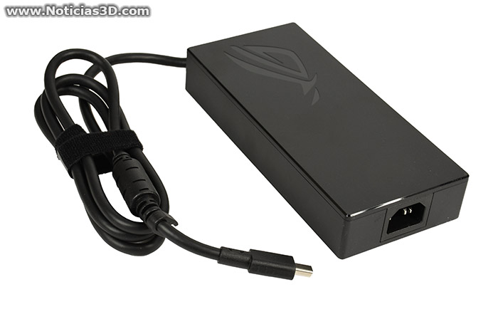 ASUS ROG STRIX SCAR 18 G835L Foto cargador