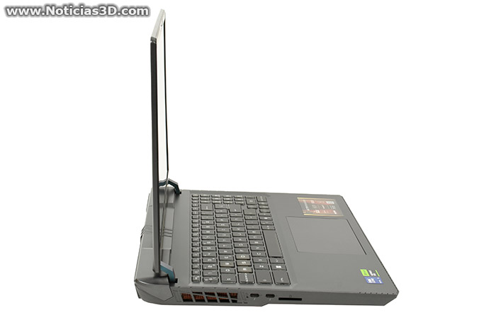MSI Vector 16 HX AI A2XW Foto lateral derecho abierto